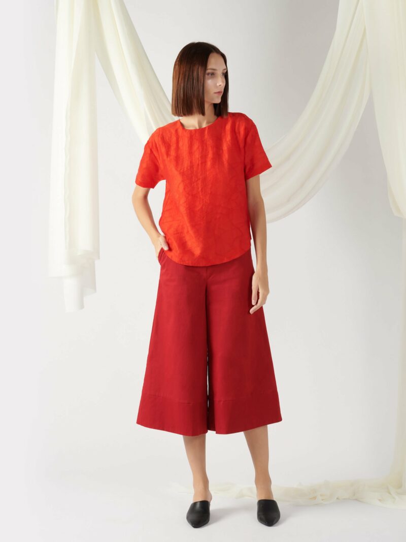 textured top with curved hem in red