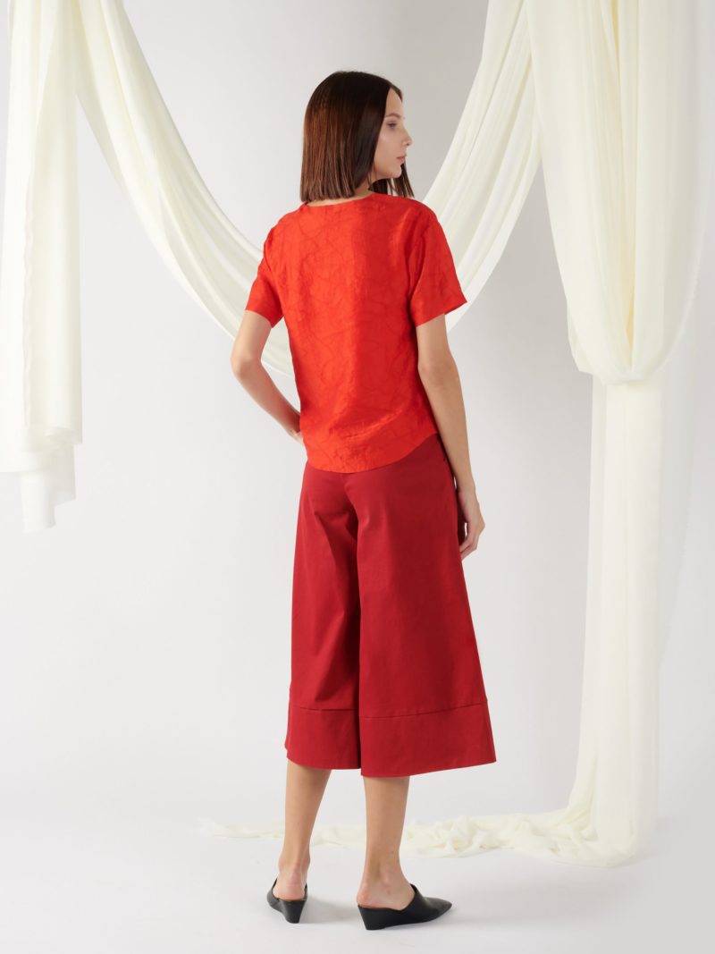textured top with curved hem in red